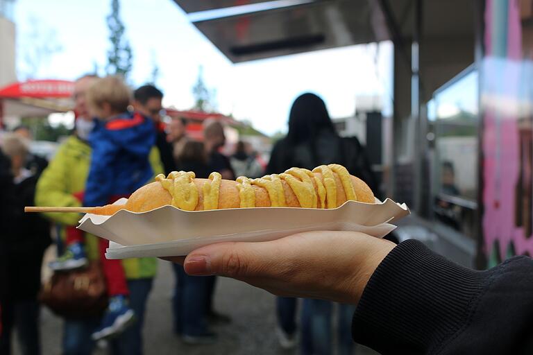 Der klassische US-Imbiss fand seinen Weg nach Schweinfurt: der Corndog.