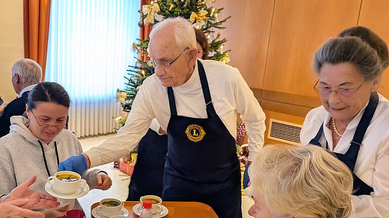 Herfried Apel, „Alterspräsident“ vom Lions Club - Auch 'Alterspräsident' Herfried Apel (95) servierte mit Ehefrau Ursula die Suppe. Herfried Apel, „Alterspräsident“ vom Lions Club - Auch 'Alterspräsident' Herfried Apel (95) servierte mit Ehefrau Ursula die Suppe.