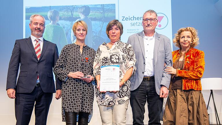Marcus Recher (ganz links) von der Fürstlich Castell’schen Bank, und die Schauspielerin Michaela May (ganz rechts) überreichten den Großen Förderpreis an (von links) Gabi Mack, Elke Schömig und Gerold Schömig von der AGUS Selbsthilfegruppe Bad Kissingen. Marcus Recher (ganz links) von der Fürstlich Castell’schen Bank, und die Schauspielerin Michaela May (ganz rechts) überreichten den Großen Förderpreis an (von links) Gabi Mack, Elke Schömig und Gerold Schömig von der AGUS Selbsthilfegruppe Bad Kissingen.