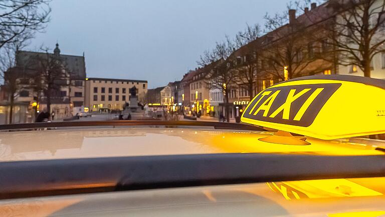 Taxifahren in Schweinfurt wird teurer. Die Stadt Schweinfurt und Unternehmen haben sich auf einen Kompromiss geeinigt. Unser Bild ist am Taxistand am Marktplatz entstanden.
