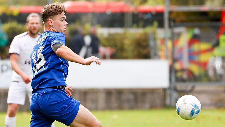 Marius Haas (auf dem Bild im Heimspiel gegen Neudrossenfeld) legte zwei Tore auf und erzielte ein Tor selbst beim 4:2-Sieg&nbsp;des FV 04 Würzburg in der Fußball-Bayernliga Nord gegen den SC Feucht.