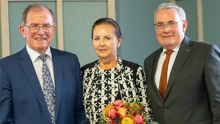 Der neue Mann an der Spitze des Bezirkstages ist Stefan Funk (rechts). Der Schweinfurter war in der Wahlperiode 2018 bis 2023 bereits Fraktionsvorsitzender der CSU im Bezirkstag und wurde nun einstimmig zum Präsidenten gewählt. Er folgt Erwin Dotzel, der gemeinsam mit seiner Frau Isolde seinem Nachfolger gratulierte.