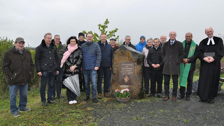 Bundestagsabgeordnete Dorothee Bär (Vierte von links), Bürgermeister Wolfram Thein (Sechster von links) und Landrat Wilhelm Schneider (dritter von rechts) weihten mit weiteren Ehrengästen am Sonntag den Gedenkstein ein.