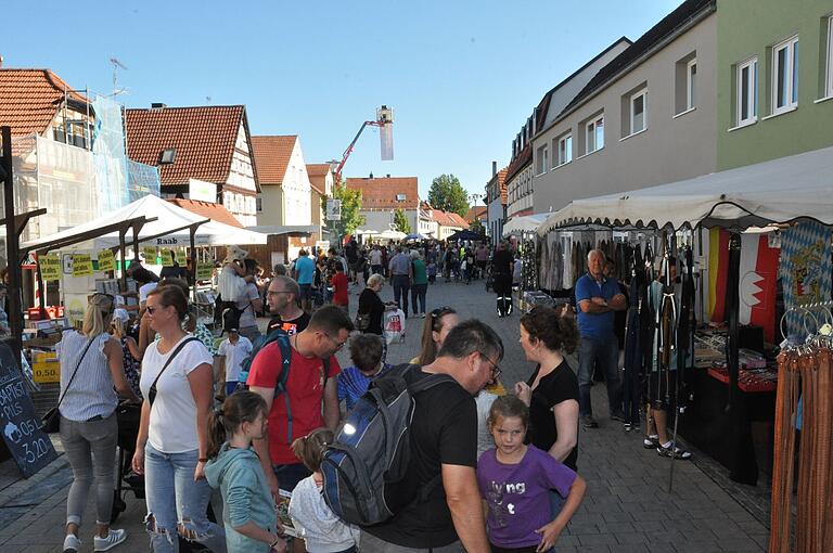 Ein Anziehungspunkt mit vielen Verkaufsständen, vom Flohmarkt bis zum verkaufsoffenen Sonntag: Bei der Kirchweih- und Werbewoche in Hofheim ist einiges geboten. Ein Anziehungspunkt mit vielen Verkaufsständen, vom Flohmarkt bis zum verkaufsoffenen Sonntag: Bei der Kirchweih- und Werbewoche in Hofheim ist einiges geboten.