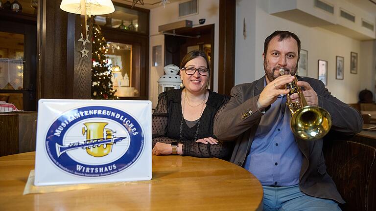 Freuen sich über die Auszeichnung ihres Gasthofs als 'Musikantenfreundliches Wirtshaus': Heike und Volker Decker vom 'Goldenen Ochsen' in Sommerhausen.