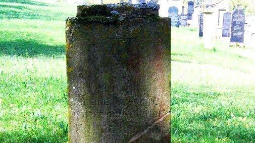 Der Grabstein von Edith Krämers im März 1938 gestorbener Mutter Selma auf dem Israelitischen Friedhof in Gerolzhofen. Der Grabstein von Edith Krämers im März 1938 gestorbener Mutter Selma auf dem Israelitischen Friedhof in Gerolzhofen.