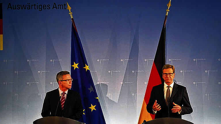 Weiter Engagement für Afghanistan: Verteidigungsminister Thomas de Maiziere (links) und Außenminister Guido Westerwelle bei der Pressekonferenz in Berlin.