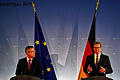 Weiter Engagement für Afghanistan: Verteidigungsminister Thomas de Maiziere (links) und Außenminister Guido Westerwelle bei der Pressekonferenz in Berlin.