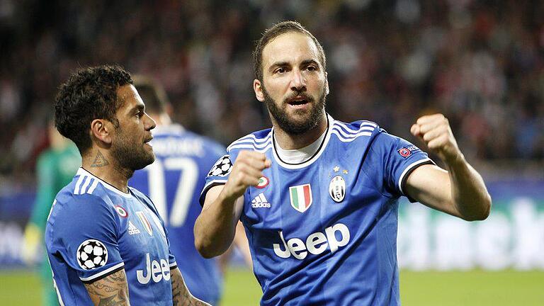 Doppeltorschütze       -  Juves Gonzalo Higuain (r) jubelt nach einem seiner Treffer gegen AS Monaco mit seinem Teamkolegen Dani Alves. Foto: Claude Paris