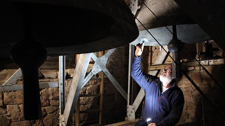 Im Glockenturm: Meßner Jürgen Müller zeigt die Schäden an der Michaelsglocke. Es ist die zweitgrößte Glocke der Stadtpfarrkirche. Foto: Ulrike Müller       -  Im Glockenturm: Meßner Jürgen Müller zeigt die Schäden an der Michaelsglocke. Es ist die zweitgrößte Glocke der Stadtpfarrkirche. Foto: Ulrike Müller