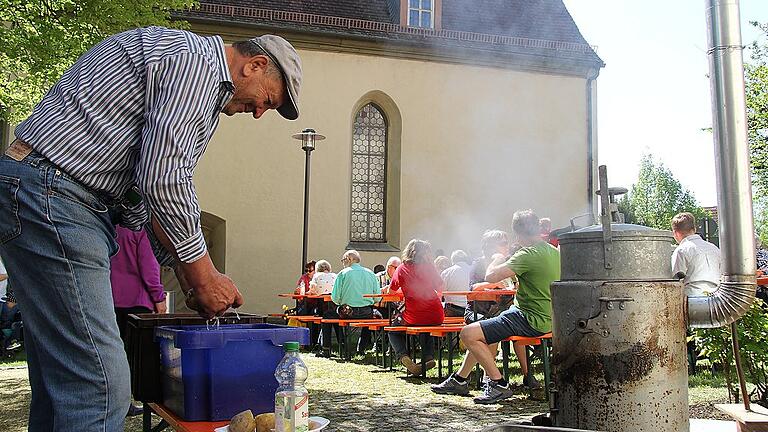 &bdquo;Mit Liebe&rdquo; sind die Kartoffeln gewaschen, die Lothar Brochloß-Gerner im alten Kartoffeldämpfer garte und mit Quark zum Verspeisen anbot.
