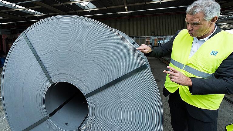 Kreislaufwirtschaft: Die Metallabfälle aus der ZF-Produktion werden zu neuen Metallbändern gepresst und gelangen so wieder als Rohstoff in die Produktion. Im Bild Matthias Greb, Leiter des Produktionsservice bei ZF in Schweinfurt, vor einem 16 Tonnen schweren &bdquo;Coil&ldquo;.