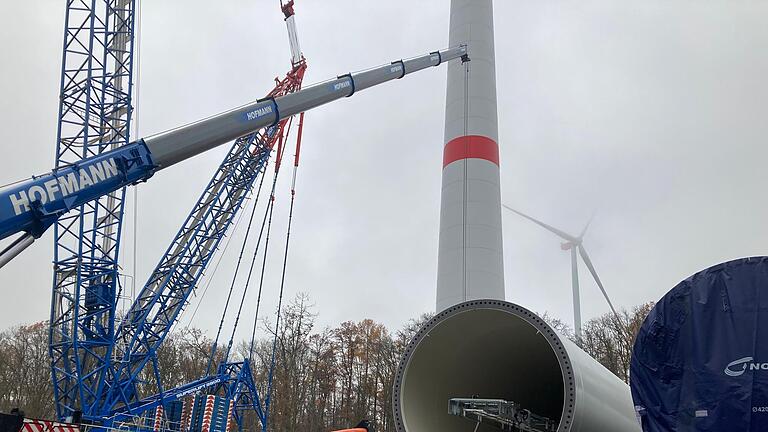 Das erste Windrad im Windpark Fuchsstadt steht bereits (im Hintergrund), bis Weihnachten könnten auch die beiden weiteren fertig werden.       -  Das erste Windrad im Windpark Fuchsstadt steht bereits (im Hintergrund), bis Weihnachten könnten auch die beiden weiteren fertig werden.