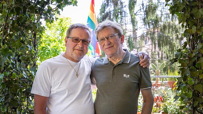  Wolfgang (links) und Günter Keller haben ihre Homosexualität nie versteckt und sich immer im WuF-Zentrum in Würzburg engagiert. Wolfgang (links) und Günter Keller haben ihre Homosexualität nie versteckt und sich immer im WuF-Zentrum in Würzburg engagiert.