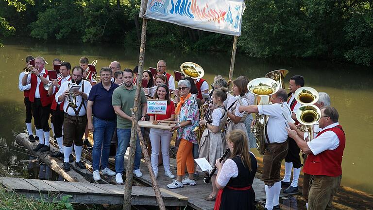 Symbolische Floßübergabe auf dem großen Floß mit von links Bürgermeister Johannes Wagenpfahl, Erdinc Yurdakul, Landrätin Sabine Sitter und Kreisrätin Paula Vogler