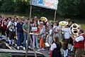 Symbolische Floßübergabe auf dem großen Floß mit von links Bürgermeister Johannes Wagenpfahl, Erdinc Yurdakul, Landrätin Sabine Sitter und Kreisrätin Paula Vogler