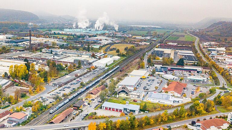 Auf der Drohnenaufnahme ist zwischen dem FAG-Schaeffler-Werk (links) und der Papierfabrik Palm (hinten links) die alte FTE-Teststrecke direkt neben der Eisenbahnlinie erkennbar.