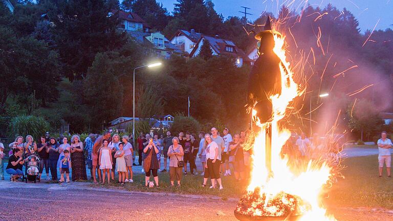 Als Symbol des zu Ende gehenden Rienecker Kirchweihfestes wurde die Kirb-Häx am Festplatz im Sinngrund mit Funken- und Flammenschein 'begraben'.