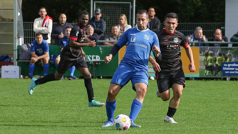 Björn Seubert (Mitte) vom SV Sonderhofen behauptet den Ball gegen Mohammad Nazari vom TSV Lengfeld (rechts, links sein Mitspieler Sekou Quattara).