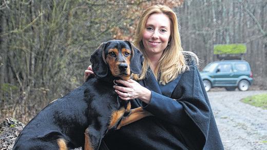 Anna Stolz: Sie kandidiert als Bürgermeisterin für Arnstein. Hier ist sie unterwegs mit Hund Willi, einer österreichischen Bracke.