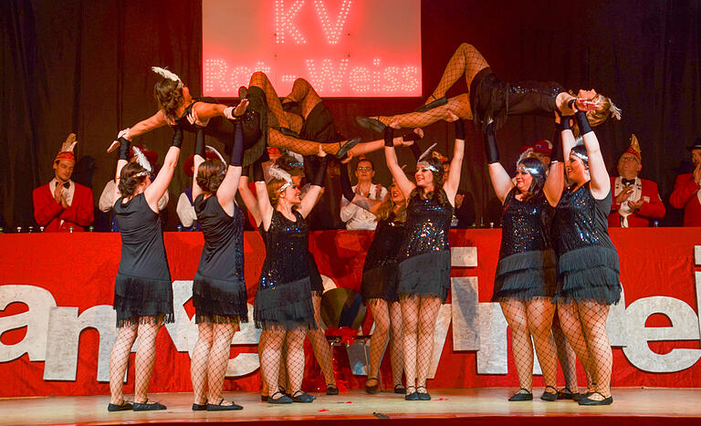 Für den krönenden Abschluss einer Prunksitzung sorgten die 'Showgirls' aus der Showtanz-Hauptklasse. Diese entführten die Gäste nach Las Vegas. Für den krönenden Abschluss einer Prunksitzung sorgten die 'Showgirls' aus der Showtanz-Hauptklasse. Diese entführten die Gäste nach Las Vegas.