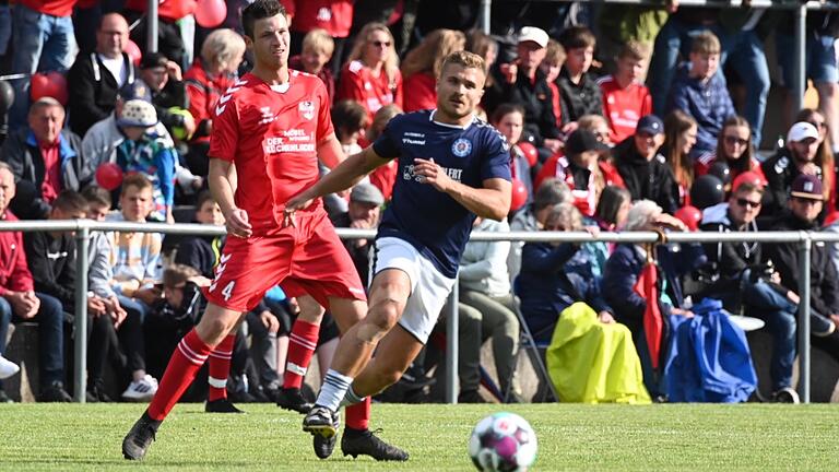 Florian Balling (rechts)&nbsp; hatte maßgeblichen Anteil am 4:2-Sieg für den TSV-DJK Wülfershausen gegen den FC Eibstadt (links Kilian Katzenberger), der den Klassenerhalt in der Kreisliga bedeutete.