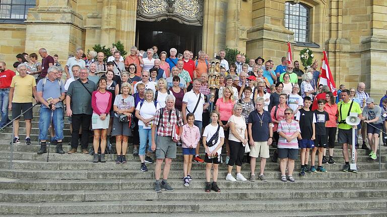 Die Wallfahrer aus Hollstadt nach dem Gottesdienst auf der großen Freitreppe der Basilika von Vierzehnheiligen.