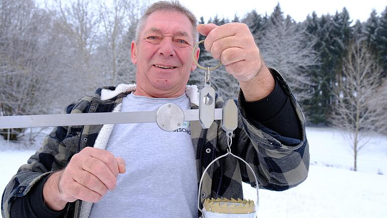 Anhand des Gewichtes einer bestimmten Schneemenge erkennt Schneemelder Manfred Markert, wie viel Wasser darin gebunden ist.&nbsp; Das gibt Aufschluss über zu erwartendes Hochwasser.