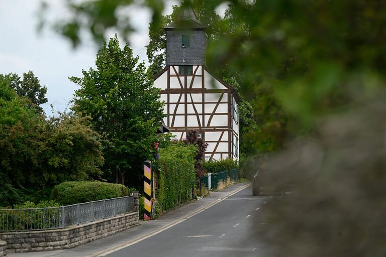 Blick auf die imposante Fachwerk-Kirche in Weimarschmieden, dem nördlichsten Dorf Bayerns.