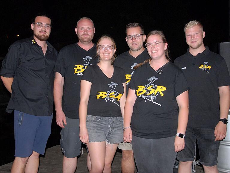 Vorsitzender Max König (von links) verabschiedete zum Ende de Kirchweih Simon Schilling, Annika Zippelius, Tobias Grubert, Lea Merklein und Max Hildebrand aus der Rödelseer Burschenschaft. Vorsitzender Max König (von links) verabschiedete zum Ende de Kirchweih Simon Schilling, Annika Zippelius, Tobias Grubert, Lea Merklein und Max Hildebrand aus der Rödelseer Burschenschaft.