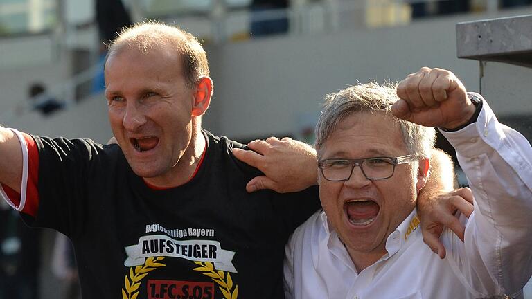 Martin Halbig (links) und Rüdiger 'Mambo' Mauder feiern den Regionalliga-Aufstieg mit dem FC 05 Schweinfurt in der Saison 2012/13.