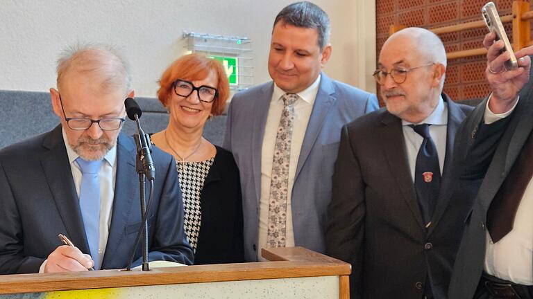 Die mit der Bürgermedaille Geehrten trugen sich in das Goldene Buch von Randersackers ein (von links): Bernhard König, Monika Kirschbaum, Bürgermeister Michael Sedelmayer und Roland Marold. Die mit der Bürgermedaille Geehrten trugen sich in das Goldene Buch von Randersackers ein (von links): Bernhard König, Monika Kirschbaum, Bürgermeister Michael Sedelmayer und Roland Marold.
