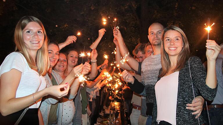 Ein unvergessliches Erlebnis für die Weinfestbesucher war der Wunderkerzenzauber am Montagabend, als die Stadt Volkach als Veranstalter etwa 10 000 froh gelaunte Menschen mit einem Lichterfeuerwerk verabschiedete. Ein unvergessliches Erlebnis für die Weinfestbesucher war der Wunderkerzenzauber am Montagabend, als die Stadt Volkach als Veranstalter etwa 10 000 froh gelaunte Menschen mit einem Lichterfeuerwerk verabschiedete.