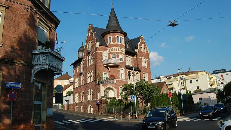 Um die Wende zum 20. Jahrhundert haben Architekten bei Wohnhäusern Gestaltungselemente von Burgen und Schlössern übernommen. Hier das Haus Maxstraße 30 von 1903.