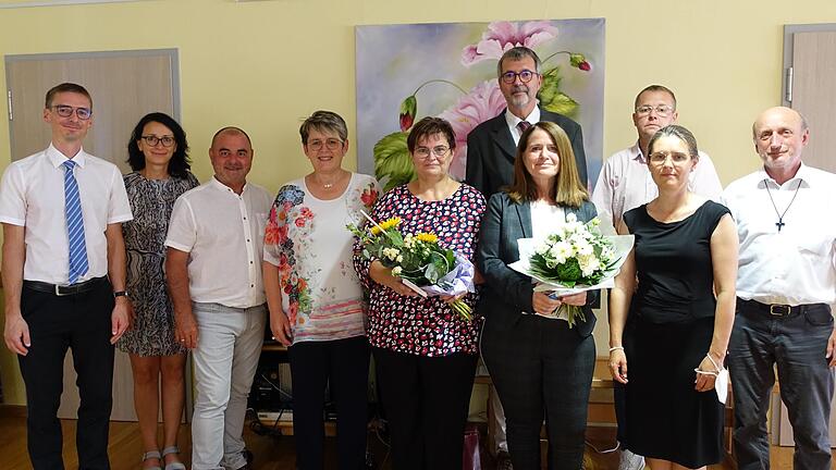 Neue Leitung im Haus Lehmgruben (von links) eingesetzt: Pfarrer Michael Kelinske, Diakonin Heidrun Martini, Peter Kraus (Fachlicher Leiter), Diakonin Elisabeth Peterhoff (Vorstandsmitglied), Katrin Lippold (neue Pflegedienstleitung), Daniela Weyerich (neue Verbundleitung Main-Spessart), Zweiter Bürgermeister Christian Menig, Landrätin Sabine Sitter und Pfarrer Hermann Becker.