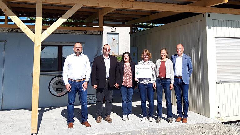 Künftig soll ein gemeinsamer Förderaufruf für das Regionalbudget gestartet werden. Das Foto zeigt vor dem geförderten neuen Jugendraum in Leutershausen (von links): Geschäftsleiter Peter Brust (Kreuzbergallianz), Bürgermeister Martin Link (Streutalallianz), Bürgermeisterin Sonja Reubelt (Kreuzbergallianz), ILE-Umsetzungsbegleiterin Silvia Schmitt (Allianz Fränkischer Grabfeldgau), ILE-Umsetzungsbegleiterin Dina Walter (NES-Allianz), Bürgermeister Georg Straub (NES-Allianz).