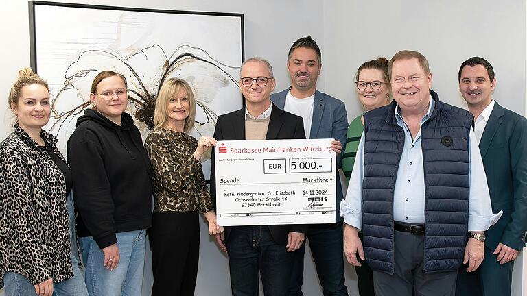 Bei der Spendenübergabe der Firma GOK an den Marktbreiter Kindergarten nahmen teil (v. l.): Tina Schejbal, Birgit Braun, Andrea Klafke, Andreas Brohm, Andreas Lauck, Evelyn Kleine, Dieter Kleine und Manuel Stöcker.