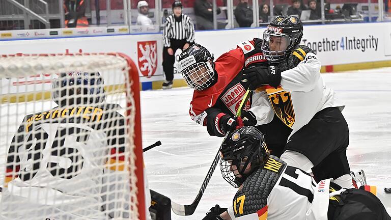 Eishockey-WM der Frauen: Deutschland - Japan - Torhüterin Sandra Abstreiter (links) ließ gegen Japan nur ein Gegentor zu, für den Sieg reichte das aber nicht. Eishockey-WM der Frauen: Deutschland - Japan - Torhüterin Sandra Abstreiter (links) ließ gegen Japan nur ein Gegentor zu, für den Sieg reichte das aber nicht.