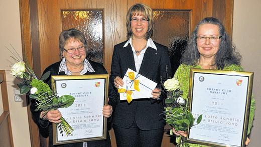 Preisträgerinnen: Der Rotary Club Haßfurt verlieh den Rotary Award 2011 an die Leiterinnen der &bdquo;Regionalgruppe Haßfurt der Deutschen Parkinsonvereinigung e. V.&ldquo;, Ursula Lang aus Königsberg (links) und Lotte Scheller aus Heidenfeld (rechts). Die Verleihung des Förderpreises nahm die Präsidentin des Rotary Clubs, Doris Zeltner (Mitte), im Hotel &bdquo;Goldener Stern&ldquo; in Königsberg vor.