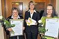 Preisträgerinnen: Der Rotary Club Haßfurt verlieh den Rotary Award 2011 an die Leiterinnen der &bdquo;Regionalgruppe Haßfurt der Deutschen Parkinsonvereinigung e. V.&ldquo;, Ursula Lang aus Königsberg (links) und Lotte Scheller aus Heidenfeld (rechts). Die Verleihung des Förderpreises nahm die Präsidentin des Rotary Clubs, Doris Zeltner (Mitte), im Hotel &bdquo;Goldener Stern&ldquo; in Königsberg vor.