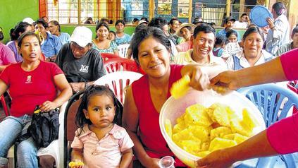 Gesundes Essen: Die Koch- und Backkurse werden im Urubambatal in Peru stets gut besucht. Hier wird in einer Pause gerade frisches Obst gereicht.