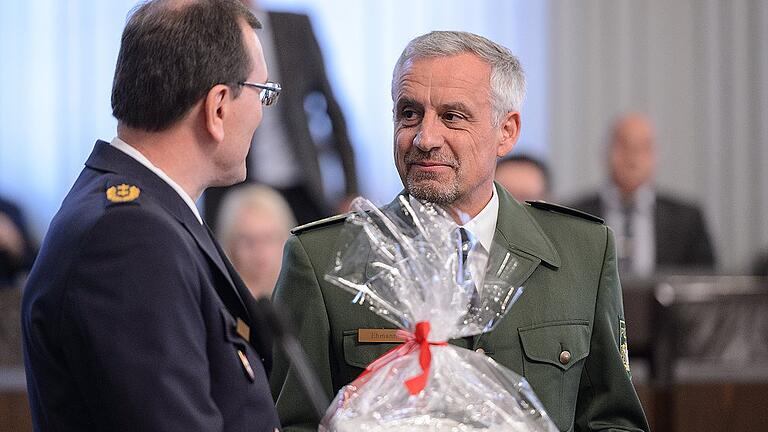 Führungswechsel bei der Polizei in Würzburg - Polizeipräsident Gerhard Kallert (links) verabschiedet den scheidenden Direktor der Würzburger Polizei Walter Ehmann. Foto: Daniel Peter Führungswechsel bei der Polizei in Würzburg - Polizeipräsident Gerhard Kallert (links) verabschiedet den scheidenden Direktor der Würzburger Polizei Walter Ehmann. Foto: Daniel Peter