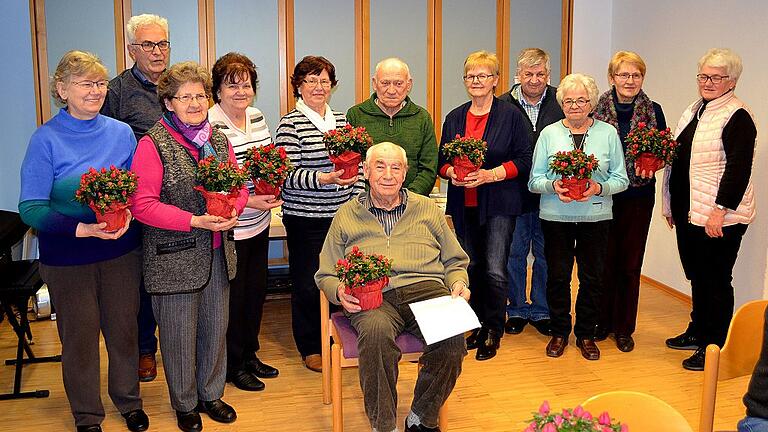 Für langjährigen Einsatz und Treue zum Karbacher Ortsverschönerungsverein wurden diese Mitglieder ausgezeichnet: vorne sitzend, Oskar Väthröder, der für 34 Jahre Arbeit als Vorsitzender zum Ehrenmitglied ernannt wurde. Von links: Ilse Väthröder, Kurt Kneipp, Anni Müssig, Karola Baunach, Lioba Laudenbacher, Fridolin Herold, Klaus Müller, Luitgard Herrmann, Renate Hofmann und Vorsitzende Antonie Herrmann.