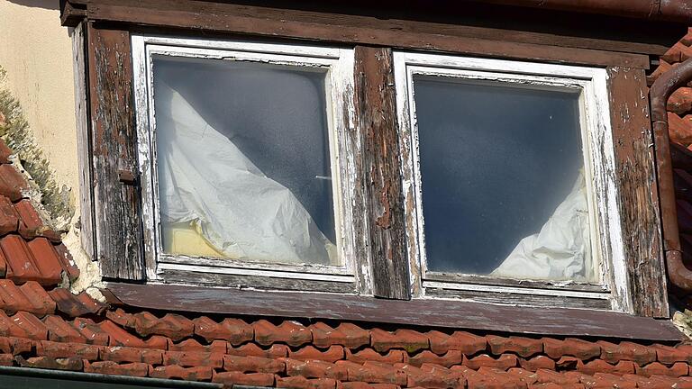 Die Fensterrahmen der Dachgauben des Anwesens Nummer 68 in der Hauptstraße verwittern zusehends.