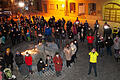 Noch kommen die Besucher zur Kundgebung 'Aufstehen für den Frieden' auf den Platz vor dem Obernbreiter Rathaus gelaufen.