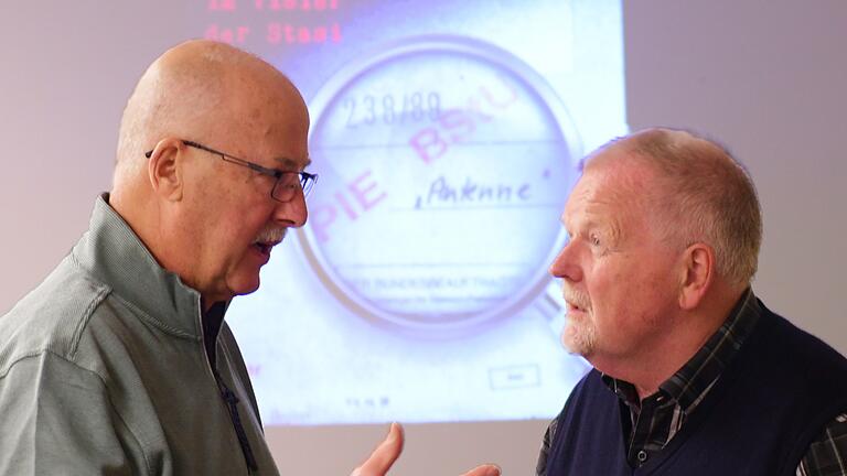 Der KFG-Vorsitzende Udo Straub (l.) im angeregten Gespräch mit Buchautor Eberhard Schellenberger. Der KFG-Vorsitzende Udo Straub (l.) im angeregten Gespräch mit Buchautor Eberhard Schellenberger.
