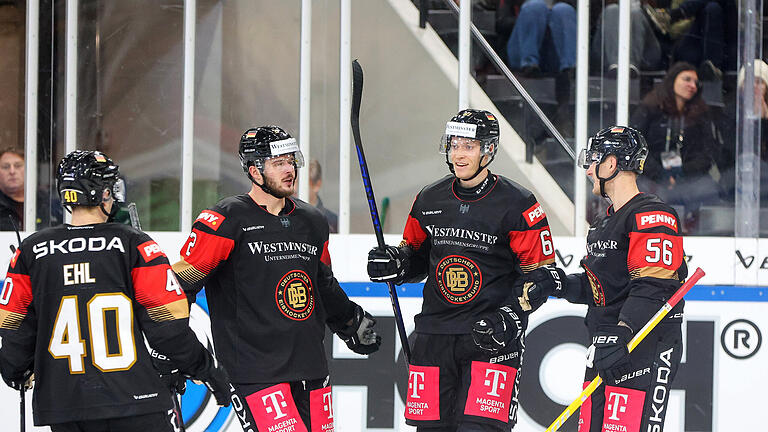 Deutschland - Dänemark.jpeg       -  Deutschlands Maximilian Eisenmenger (zweiter von rechts) freut sich nach seinem Tor zum 4:1 mit den Teamkollegen Alexander Ehl (links), Lukas Kälble (zweiter von links) und Manuel Wiederer.