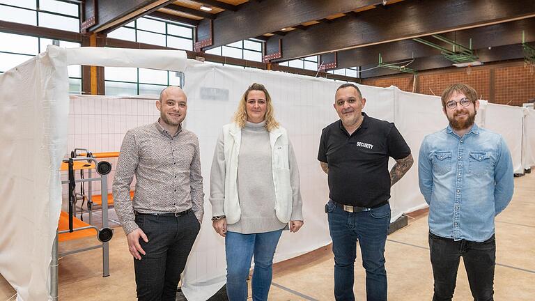 Das Team, das sich verantwortlich um die Notunterkunft kümmert (von links): Sebastian Gehret (Sachgebietsleiter Schule, Sport, Kultur), Denise Dörner (Landratsamt, verantwortlich für Aufbau der Notunterkunft), Nenad Kunst vom Reinigungs- und Sicherheitsdienst und Johannes Lehrmann (als Sachbearbeiter beim Landratsamt für die Notunterkunft in der Erwin-Ammann-Halle zuständig).&nbsp;