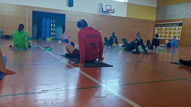 Kräftigungs- und Koordinationsübungen waren Teil des ÜL-Fortbildungslehrgangs in Hollstadt unter dem Motto „Fitnesstraining in der Halle“ mit der BLSV-Referentin Anjuli Frank (Mitte hinten).