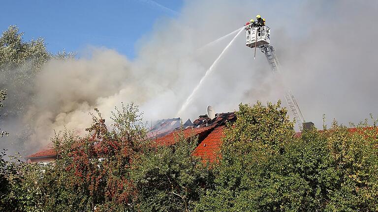 Ein Großaufgebot an Feuerwehren war im Einsatz, um den Brand im Kinderheim in Düttingsfeld einzudämmen.